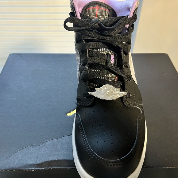 Air Jordan 1 Mid SE (GS) - Picture 12 of 16